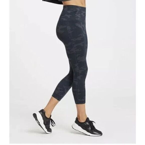 SPANX 20099R Women's Sz Medium (6-8) Black Camo Cropped Lamn Leggings - Picture 7 of 7